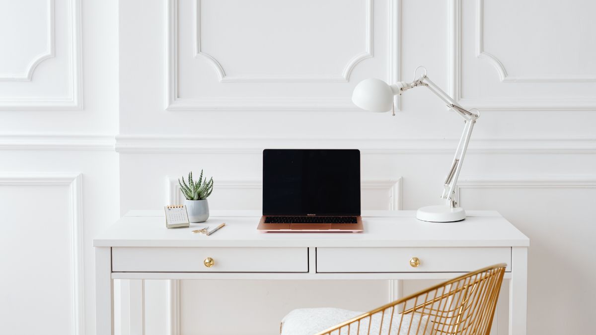 Un bureau avec une décoration blanche
