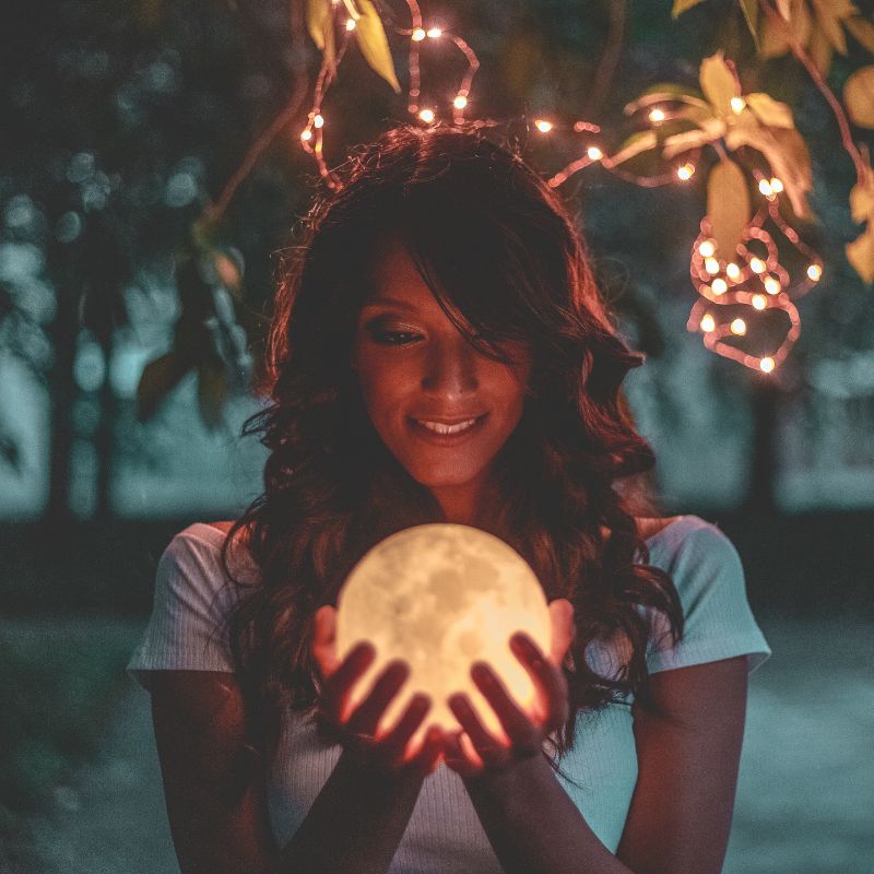 Femme avec une lampe lune