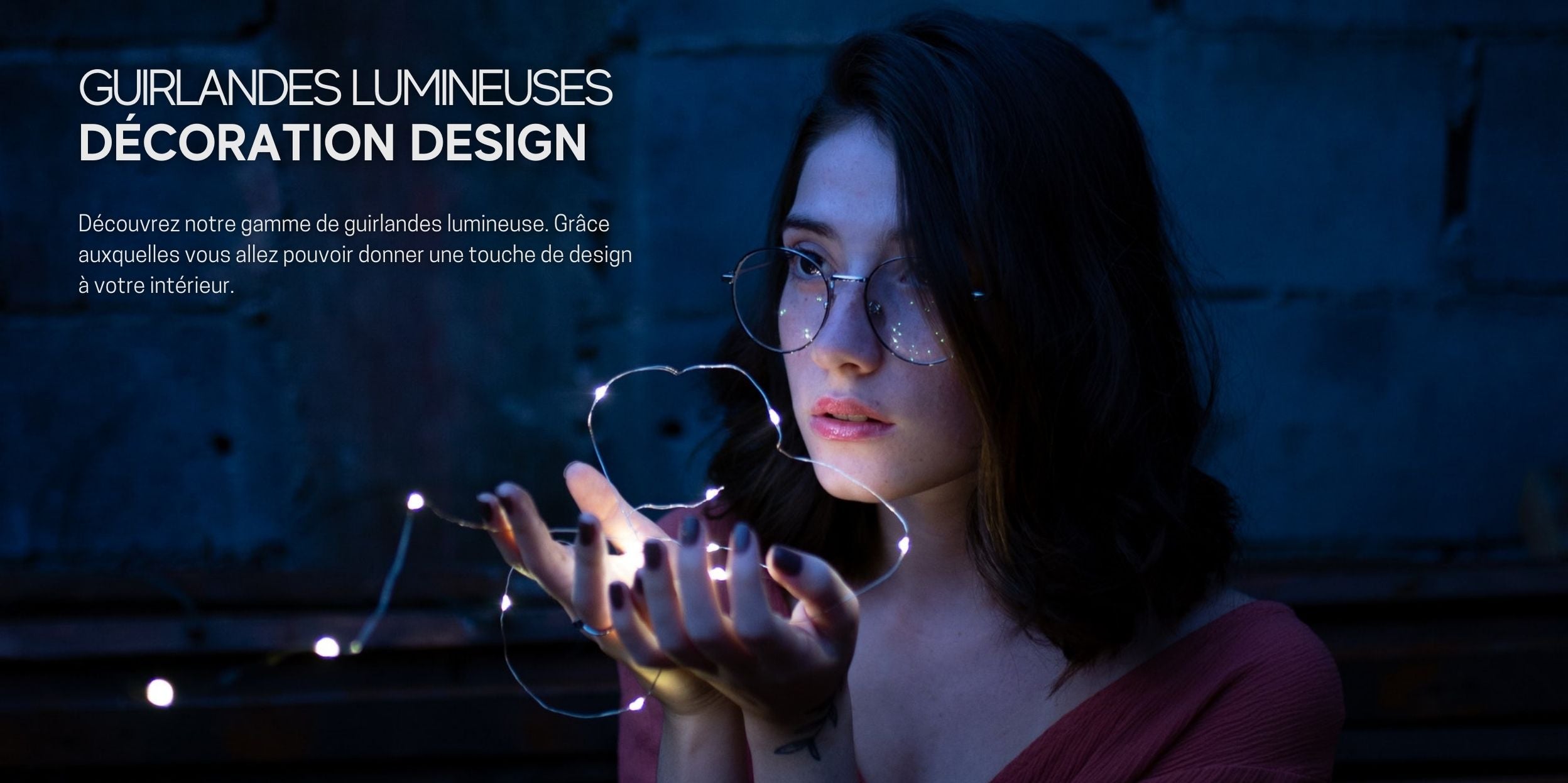 Fille tenant des guirlandes lumineuses