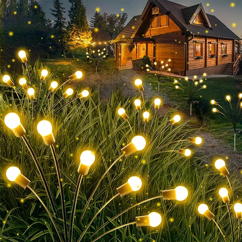 Lampes solaires lucioles dans un jardin devant une maison en bois, ambiance chaleureuse de nuit