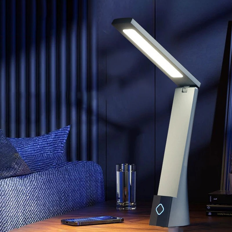 Lampe de bureau LED design noir mat allumée sur une table de bureau