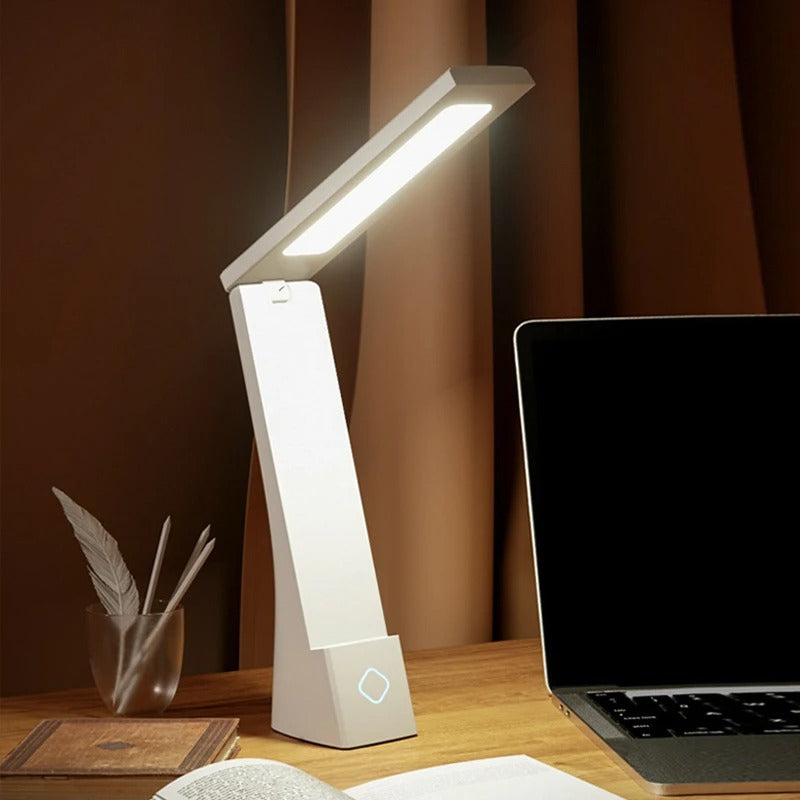 Lampe LED blanche moderne sur un bureau avec ordinateur portable