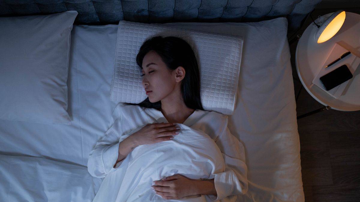 Femme dormant avec une veilleuse